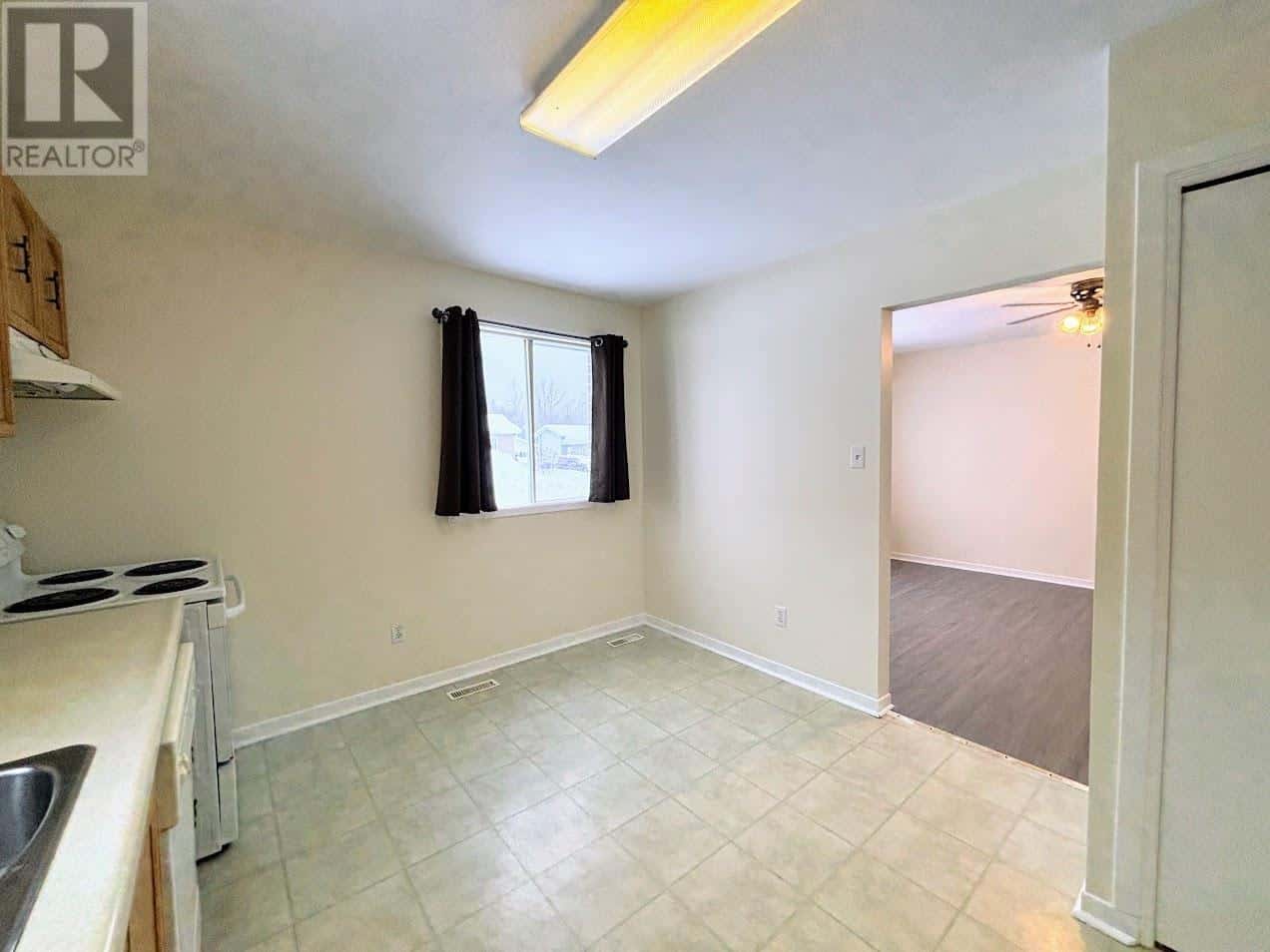 77 Matachewan RD — Manitouwadge, Ontario - Photo 5 of 42