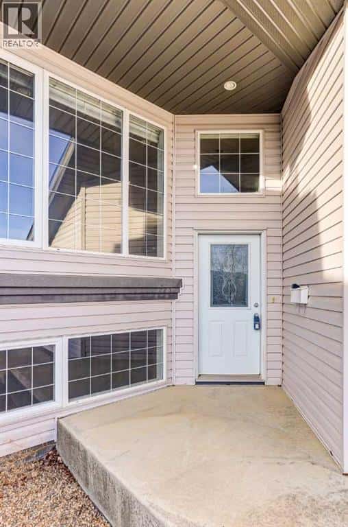 425 Edinburgh Road W — Lethbridge, Alberta - Photo 3 of 48