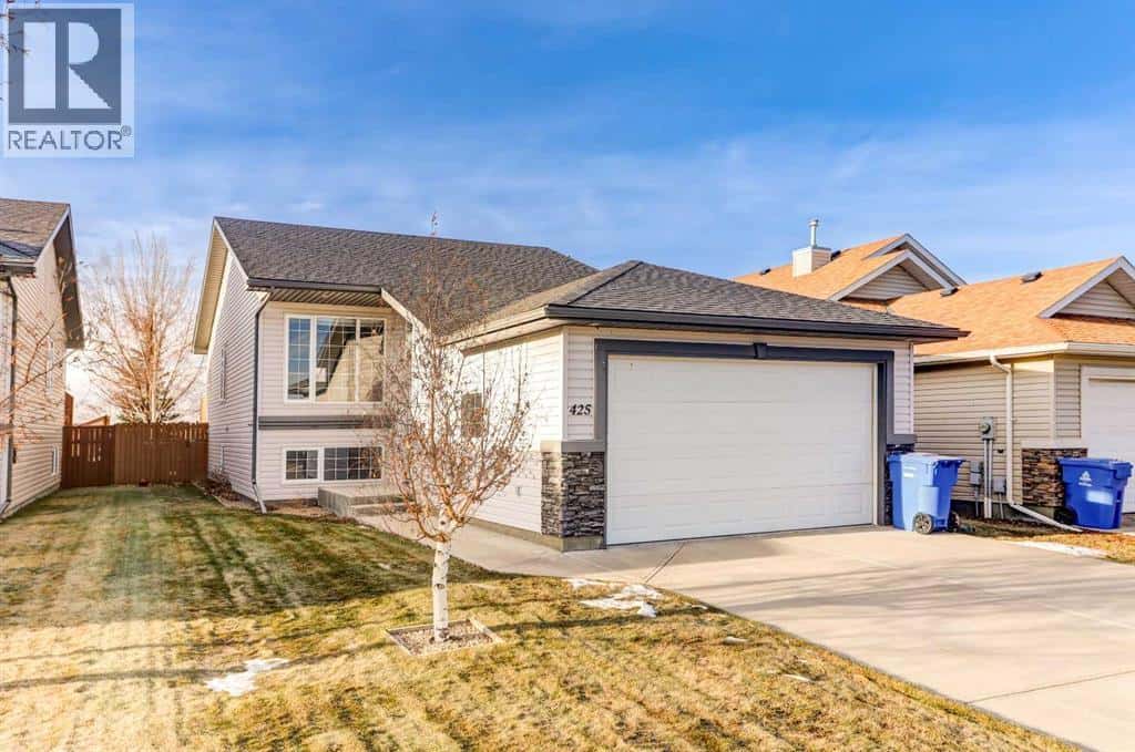 425 Edinburgh Road W — Lethbridge, Alberta - Photo 2 of 48