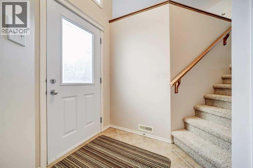 425 Edinburgh Road W — Lethbridge, Alberta - Photo 4 of 48