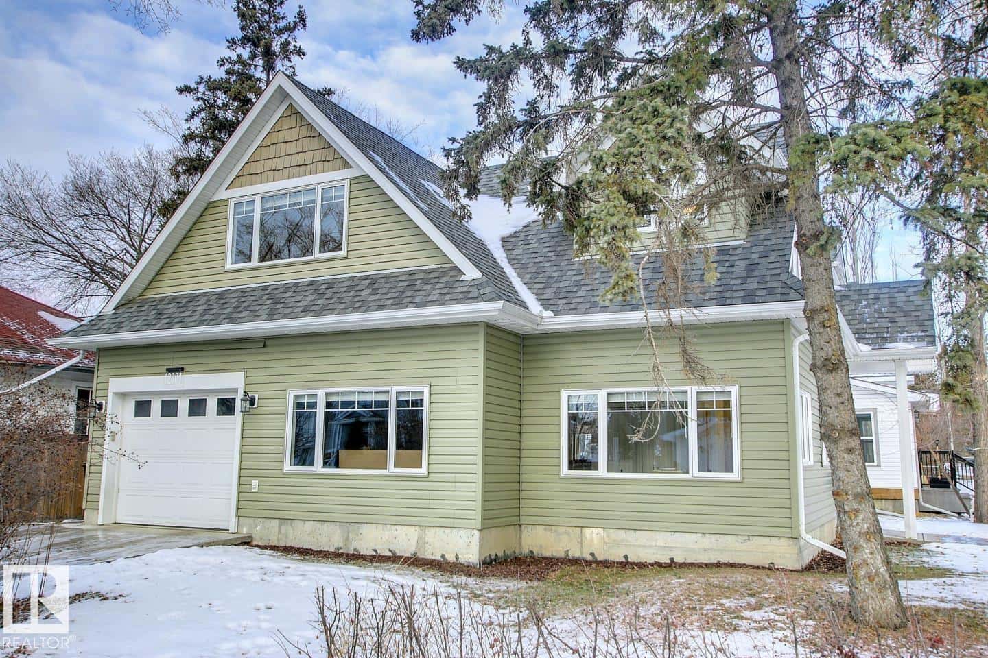 12304 108 AV NW — Edmonton, Alberta - Photo 3 of 40