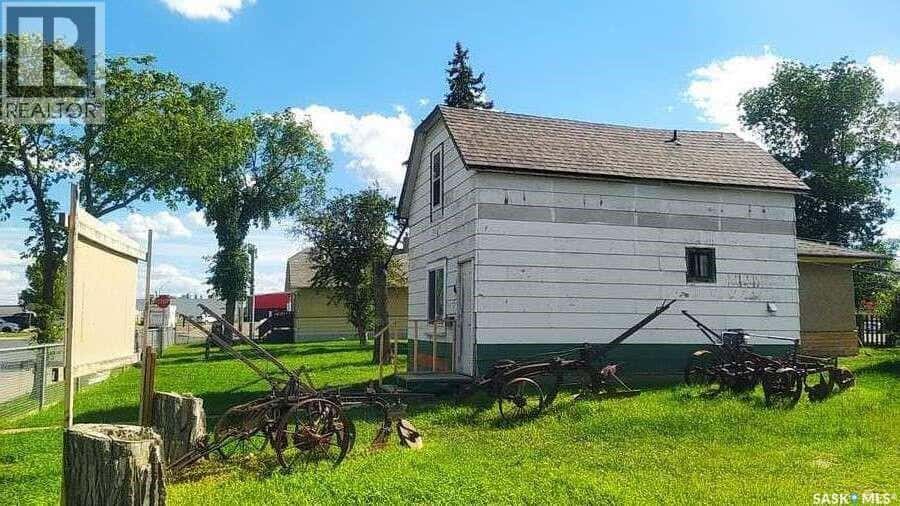 460 McIntyre STREET — Regina, Saskatchewan - Photo 2 of 7