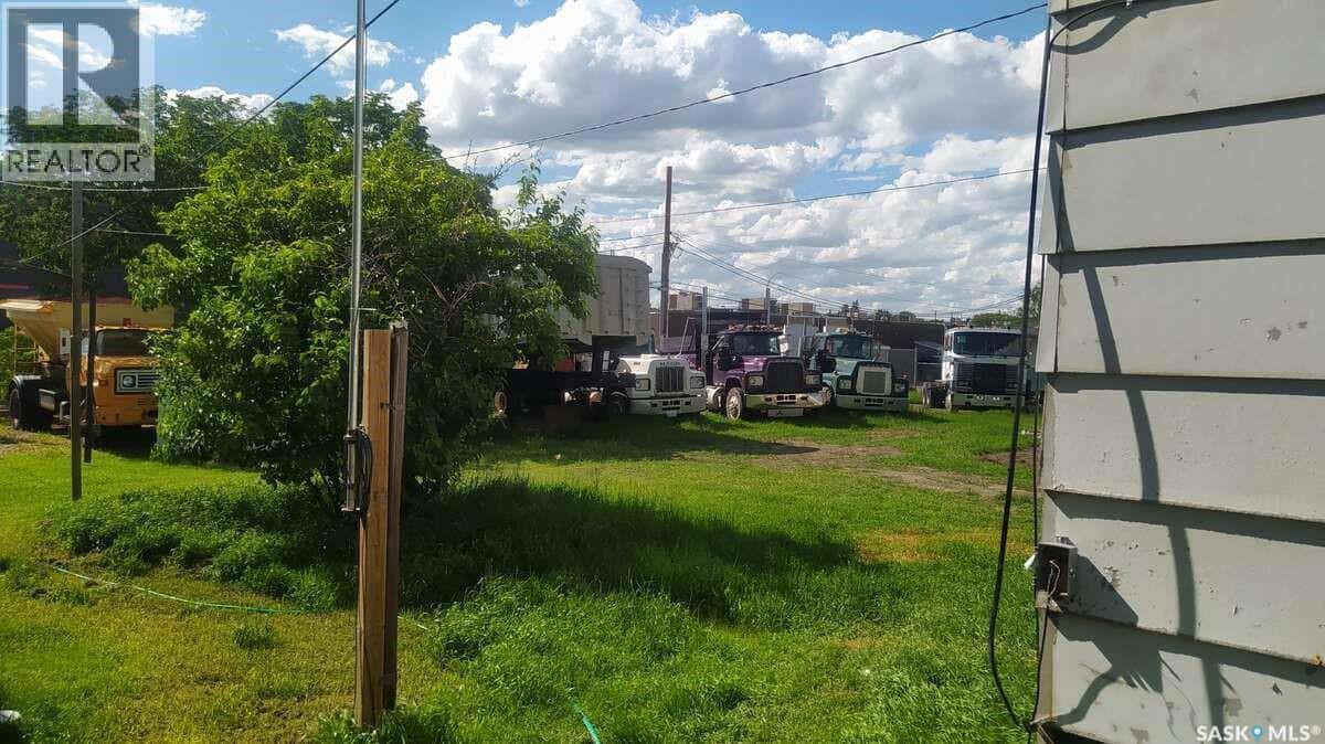 460 McIntyre STREET — Regina, Saskatchewan - Photo 4 of 7