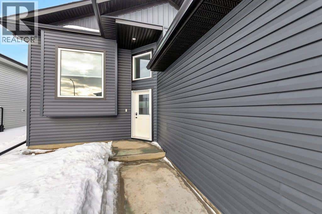 5512 14 Street — Lloydminster, Alberta - Photo 3 of 36