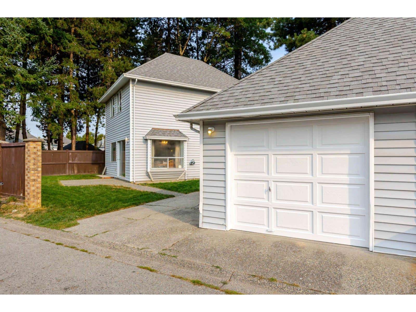 12842 72B AVENUE — Surrey, British Columbia - Photo 3 of 34