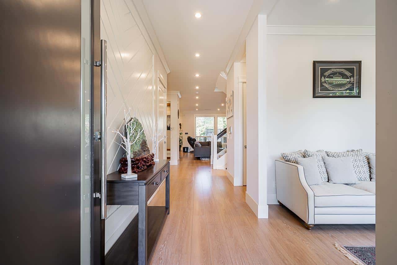 15699 77B AVENUE — Surrey, British Columbia - Photo 4 of 37