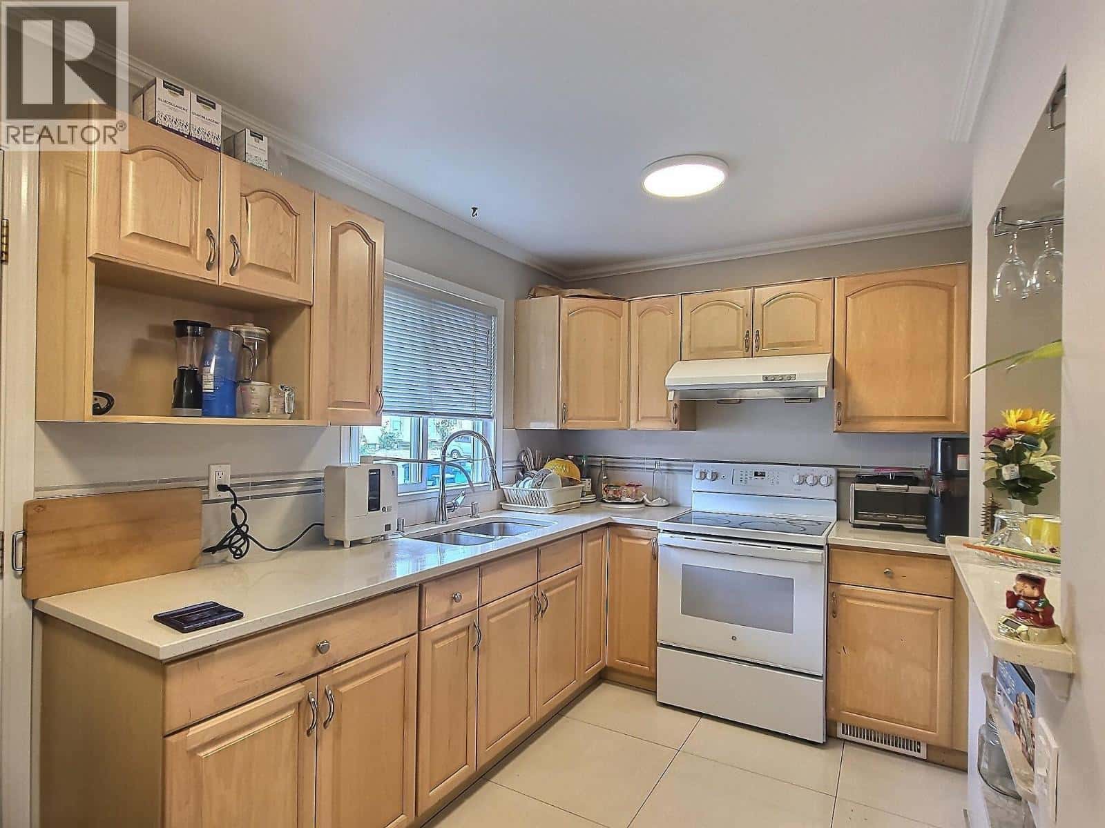 6878 ARLINGTON STREET — Vancouver, British Columbia - Photo 2 of 20