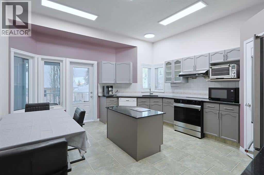 252 Citadel Park NW — Calgary, Alberta - Photo 3 of 48