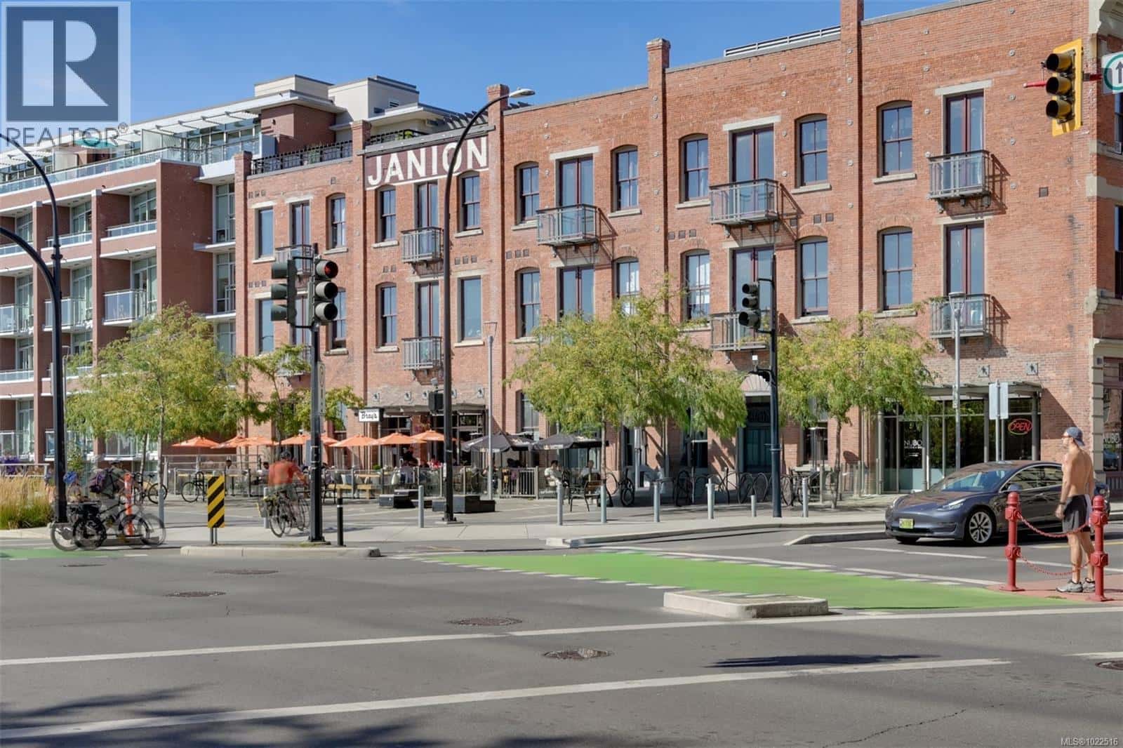 225 1610 Store St — Victoria, British Columbia - Photo 2 of 44