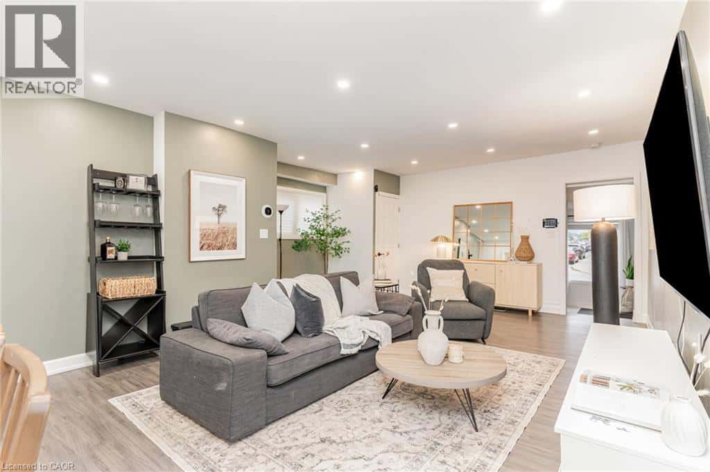 4 ROBINS Avenue — Hamilton, Ontario - Photo 3 of 27