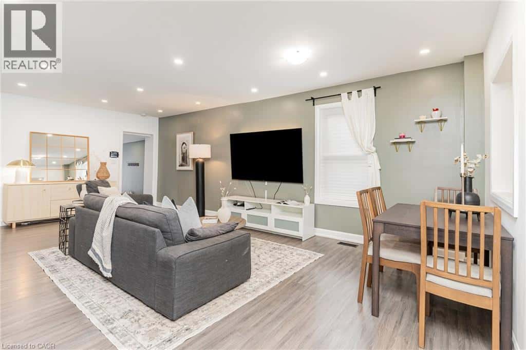 4 ROBINS Avenue — Hamilton, Ontario - Photo 4 of 27