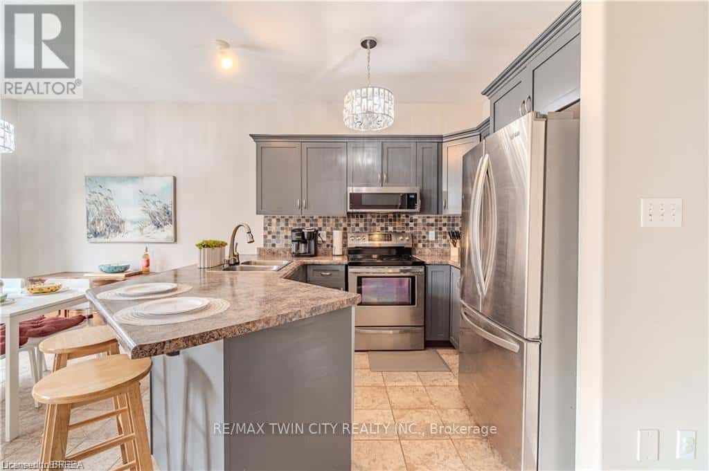 11 IRONGATE DRIVE — Brant (Paris), Ontario - Photo 2 of 29