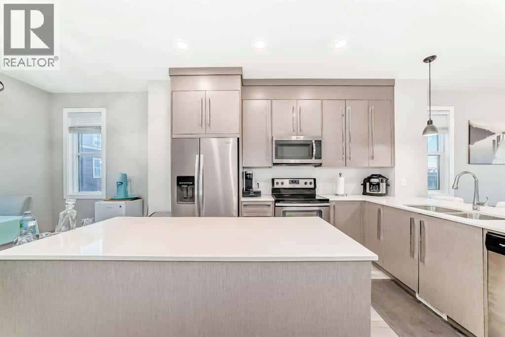 6421 128 Avenue NE — Calgary, Alberta - Photo 3 of 37