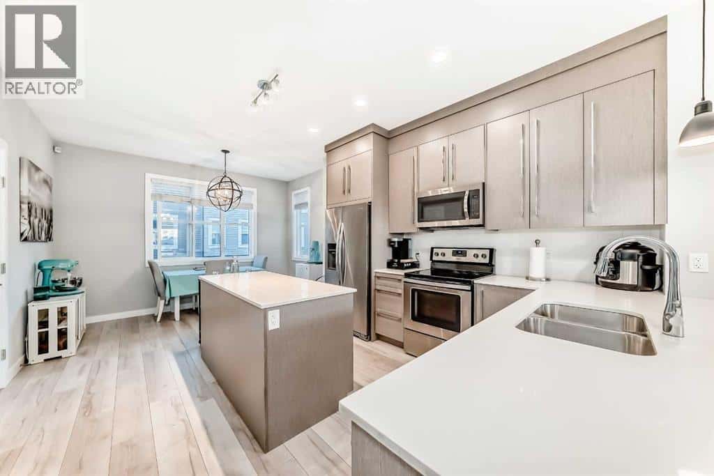 6421 128 Avenue NE — Calgary, Alberta - Photo 4 of 37