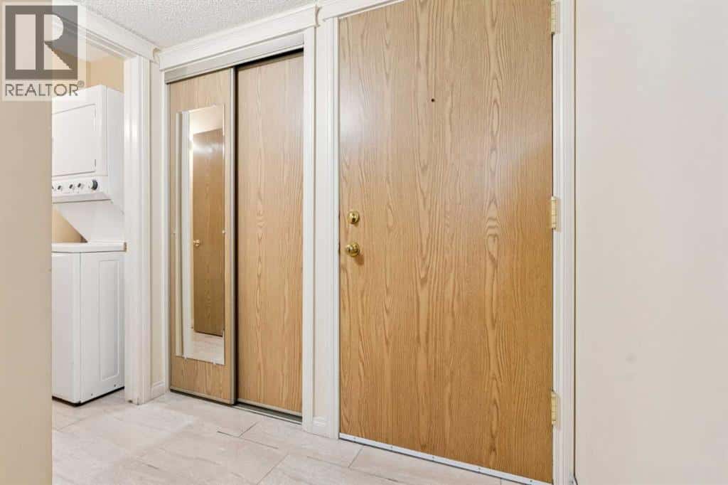 103, 2011 University Drive NW — Calgary, Alberta - Photo 4 of 26