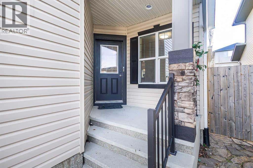 21 Panamount Row NW — Calgary, Alberta - Photo 3 of 34