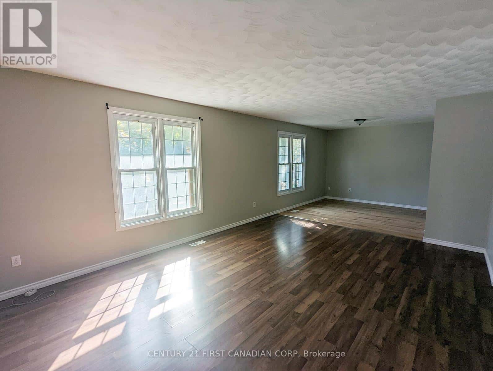 6 SPARTAN DRIVE — Brantford, Ontario - Photo 5 of 21