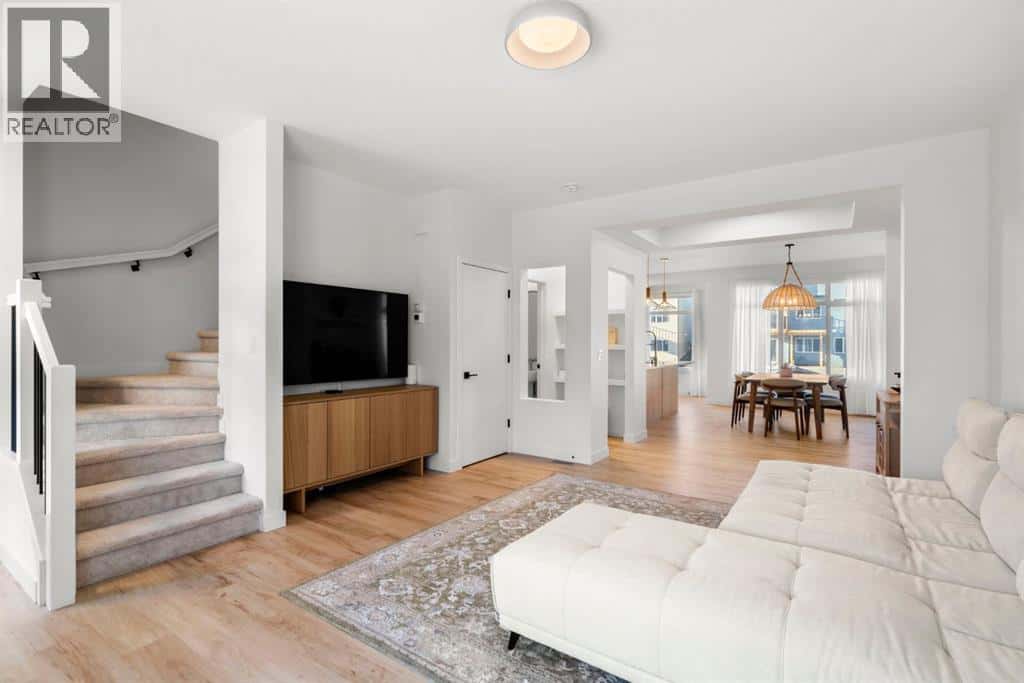 33 Shale Avenue — Cochrane, Alberta - Photo 4 of 40