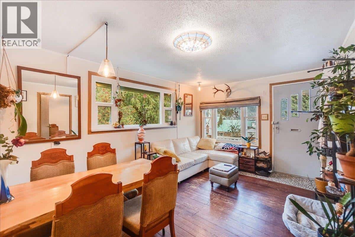 810 KOKANEE Avenue — Nelson, British Columbia - Photo 5 of 46