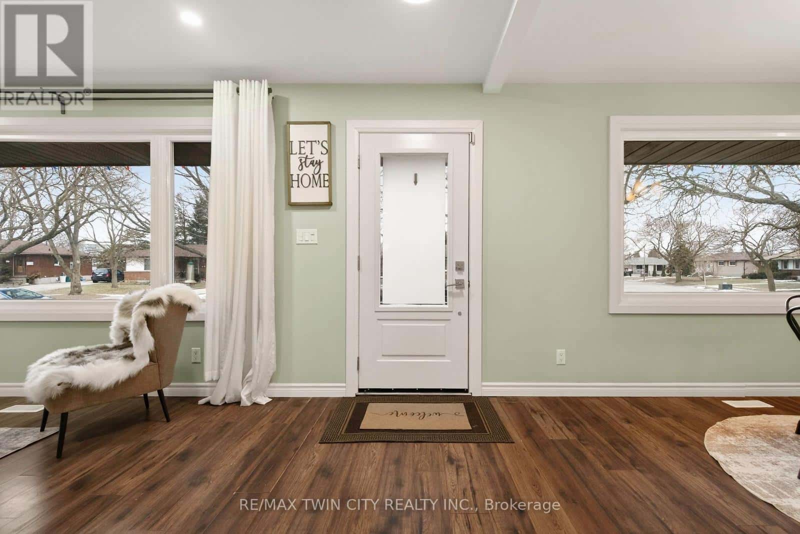 43 BLUERIDGE CRESCENT — Brantford, Ontario - Photo 2 of 30