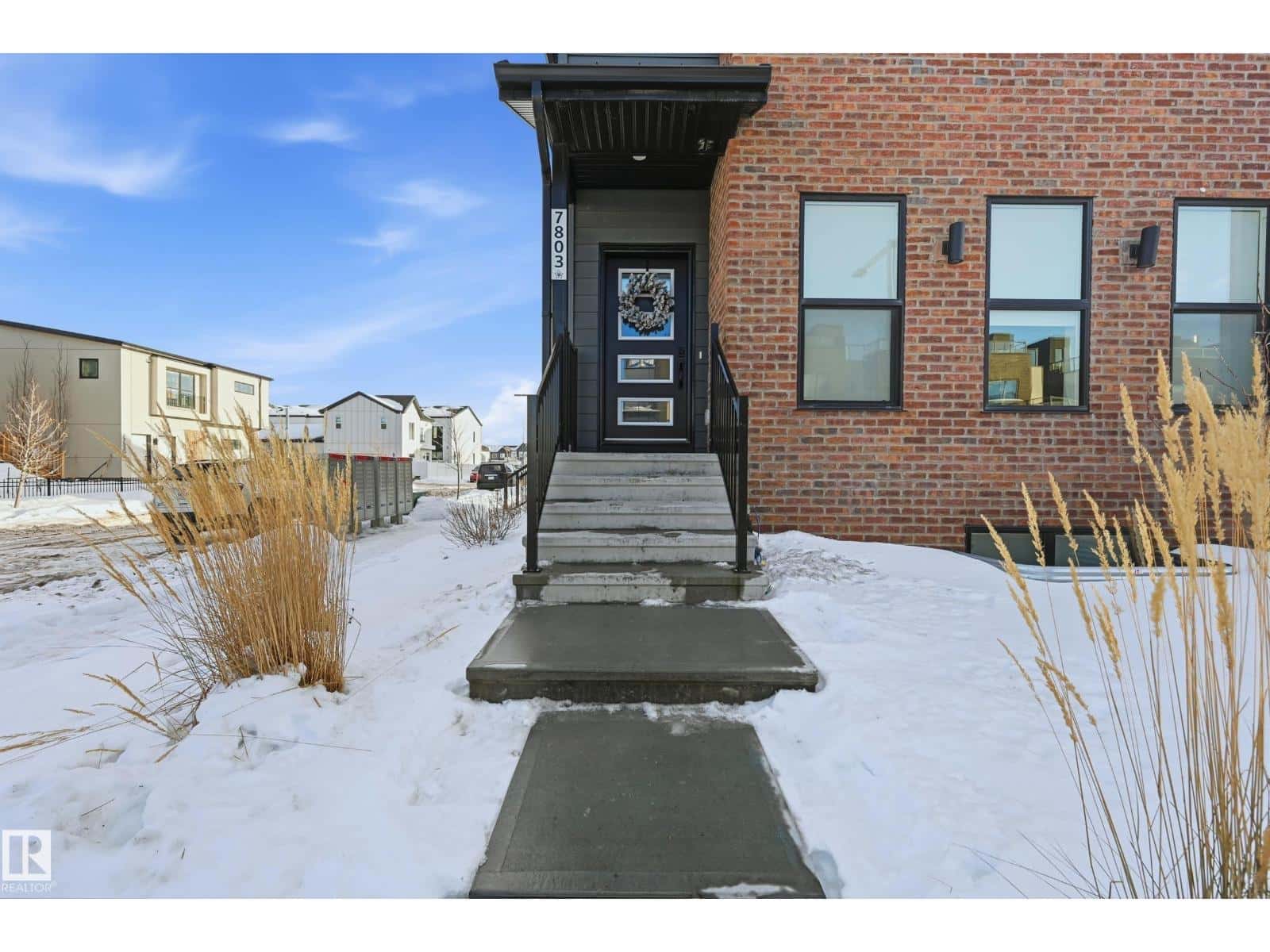 7803 Yorke RD NW — Edmonton, Alberta - Photo 2 of 34