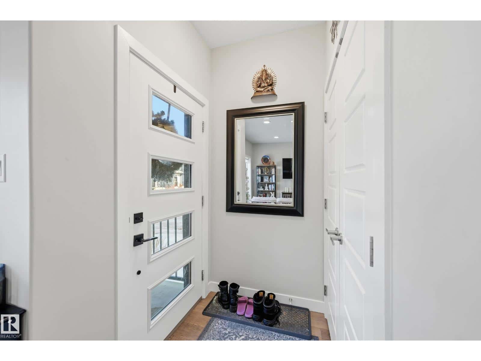 7803 Yorke RD NW — Edmonton, Alberta - Photo 3 of 34