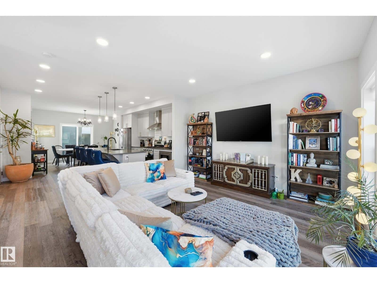 7803 Yorke RD NW — Edmonton, Alberta - Photo 4 of 34