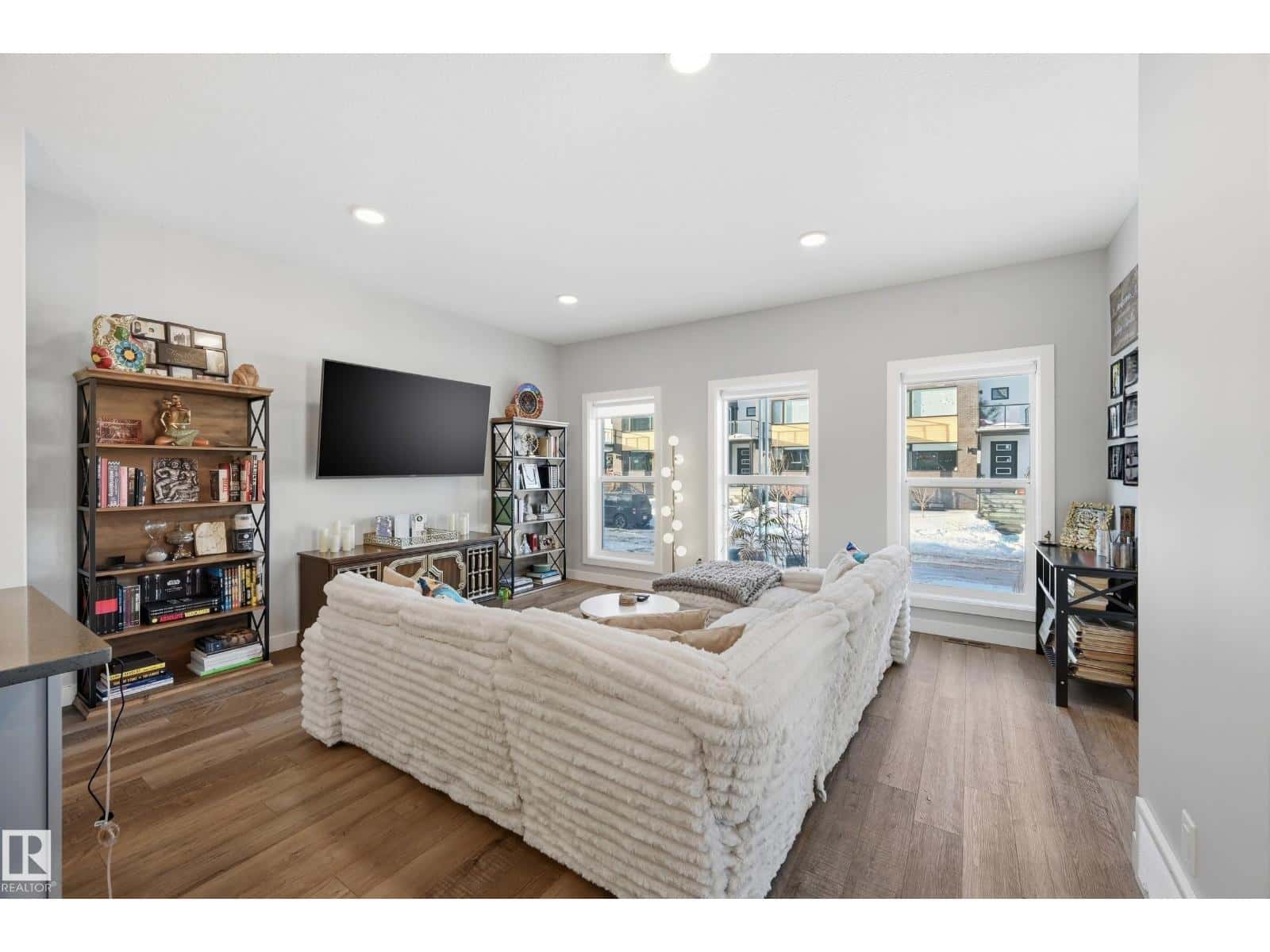 7803 Yorke RD NW — Edmonton, Alberta - Photo 5 of 34