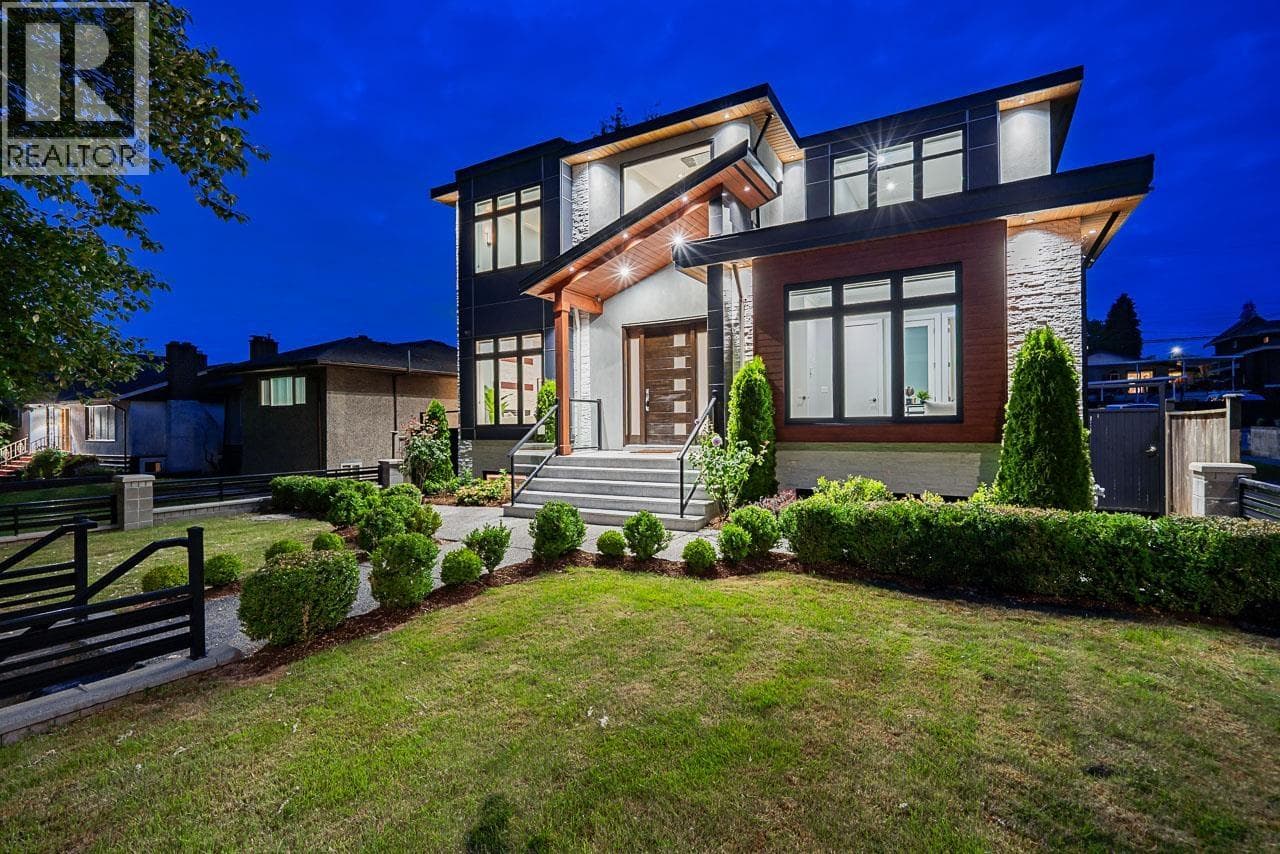 8433 10TH AVENUE — Burnaby, British Columbia - Main photo