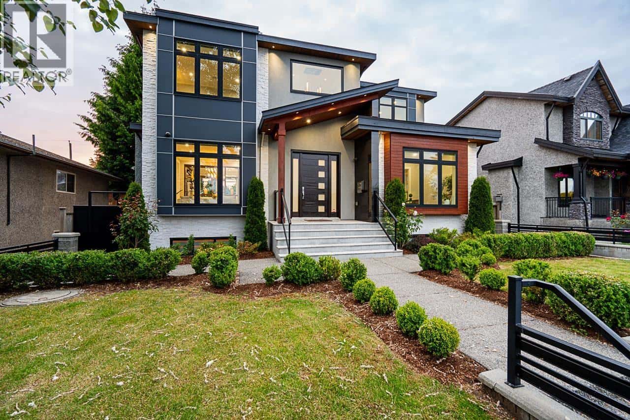 8433 10TH AVENUE — Burnaby, British Columbia - Photo 3 of 39