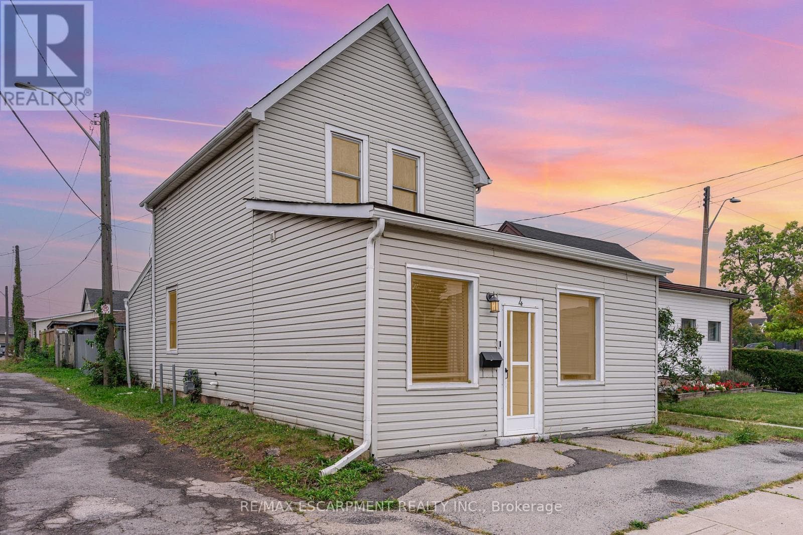 4 ROBINS AVENUE — Hamilton (Crown Point), Ontario - Main photo