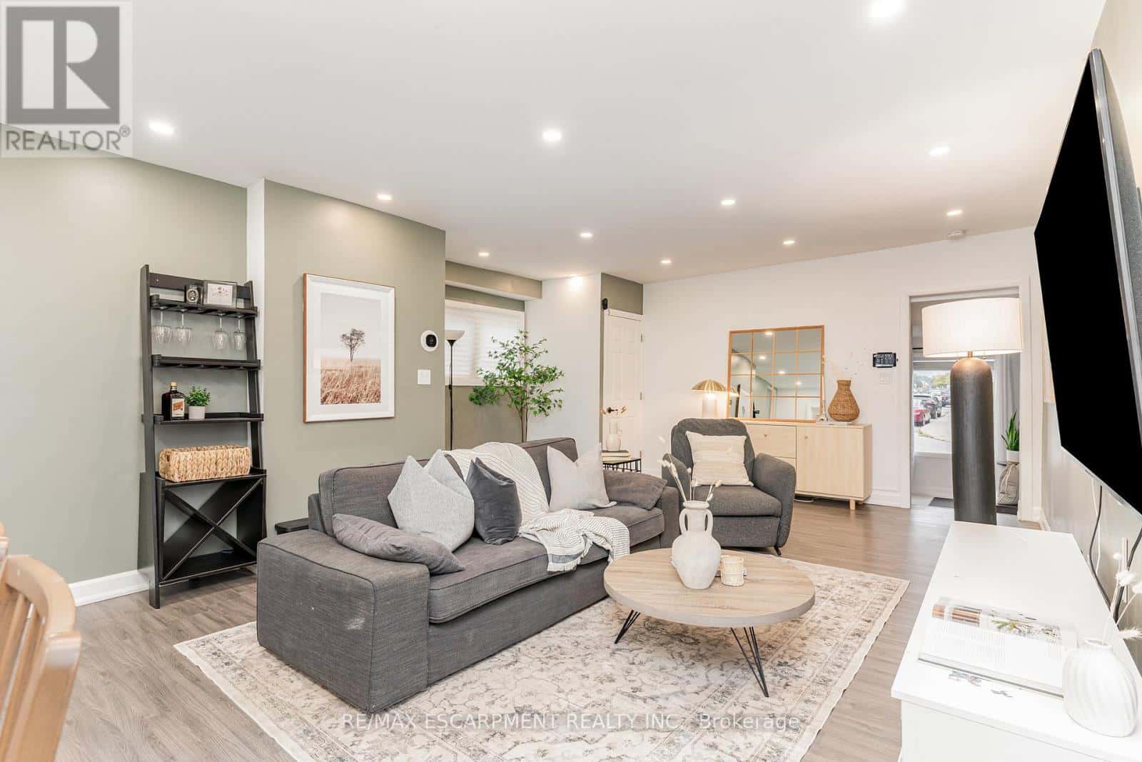 4 ROBINS AVENUE — Hamilton (Crown Point), Ontario - Photo 3 of 27