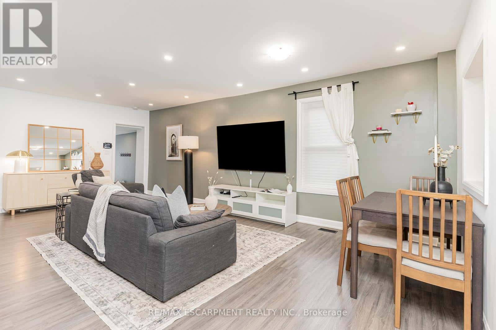 4 ROBINS AVENUE — Hamilton (Crown Point), Ontario - Photo 4 of 27