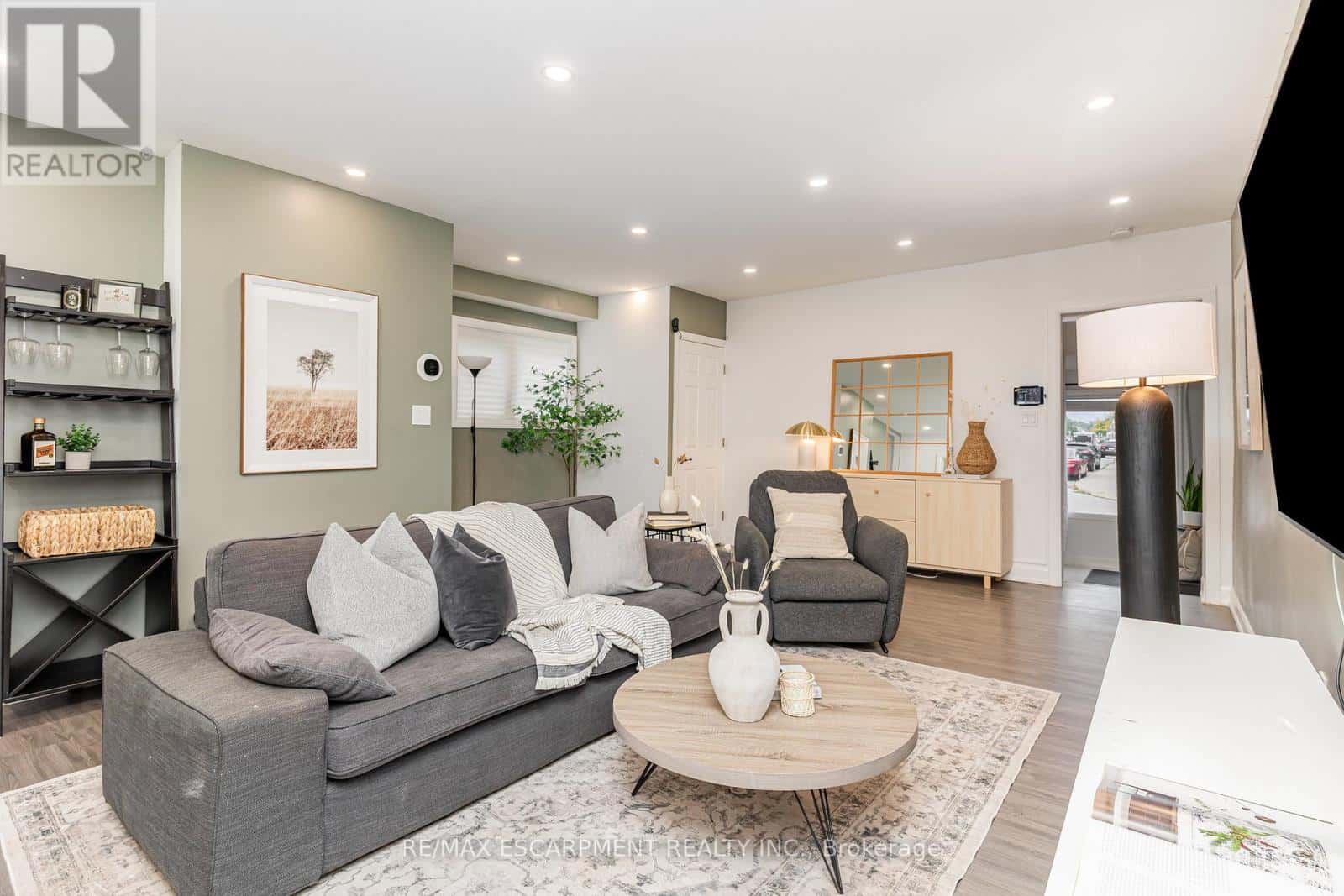 4 ROBINS AVENUE — Hamilton (Crown Point), Ontario - Photo 5 of 27