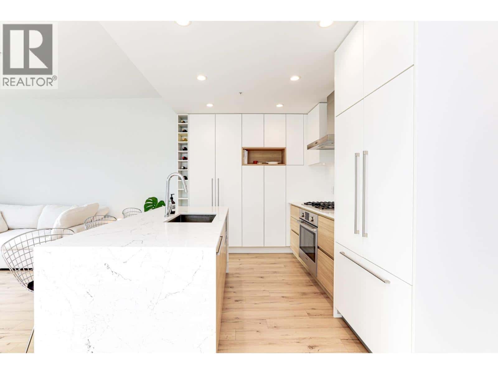 506 3131 MURRAY STREET — Port Moody, British Columbia - Photo 2 of 38