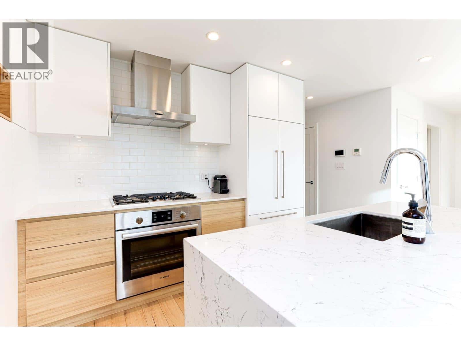 506 3131 MURRAY STREET — Port Moody, British Columbia - Photo 5 of 38