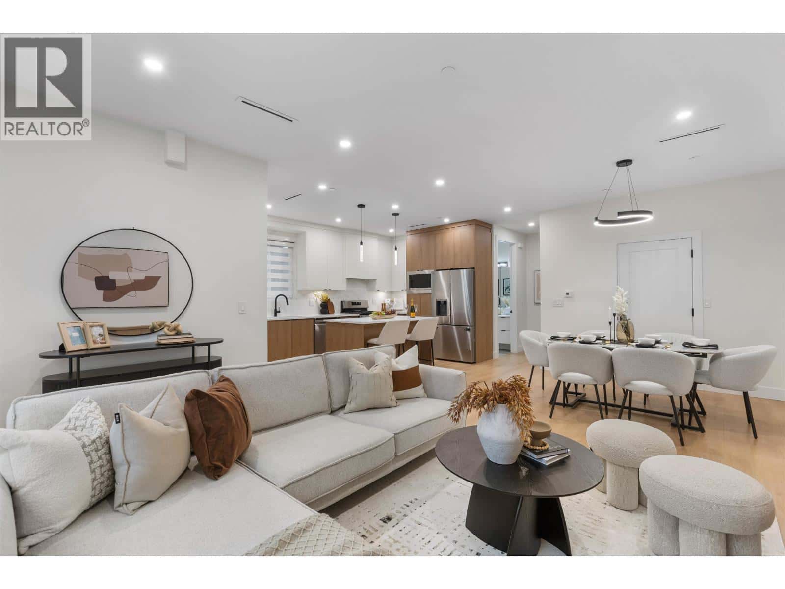 1 435 E 47TH AVENUE — Vancouver, British Columbia - Photo 2 of 20