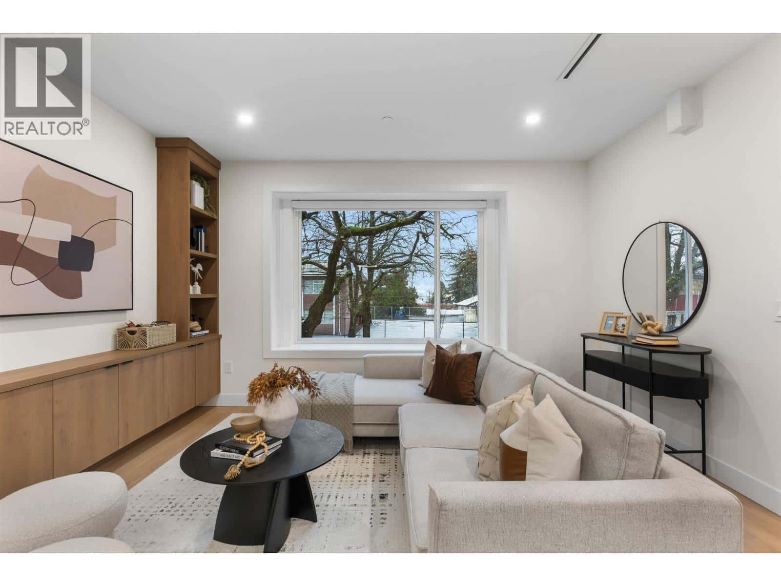 1 435 E 47TH AVENUE — Vancouver, British Columbia - Photo 3 of 20