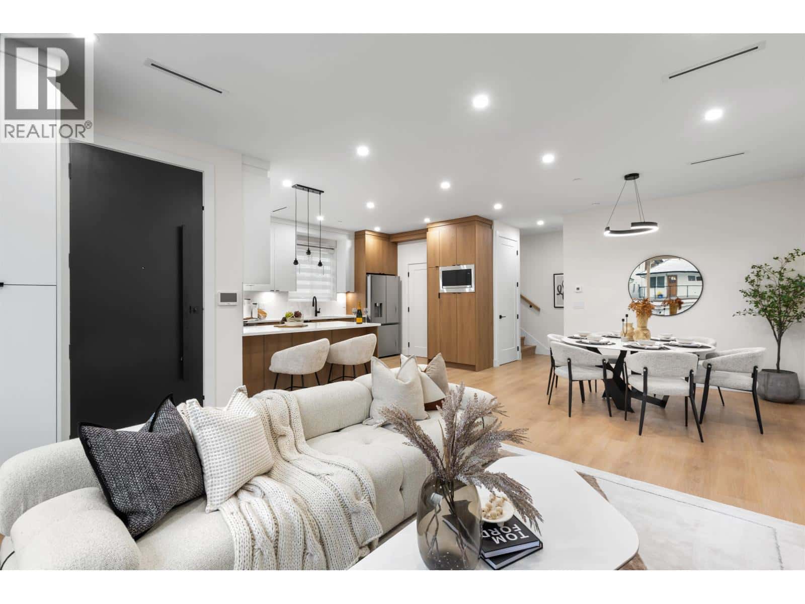 2 435 E 47TH AVENUE — Vancouver, British Columbia - Photo 2 of 20