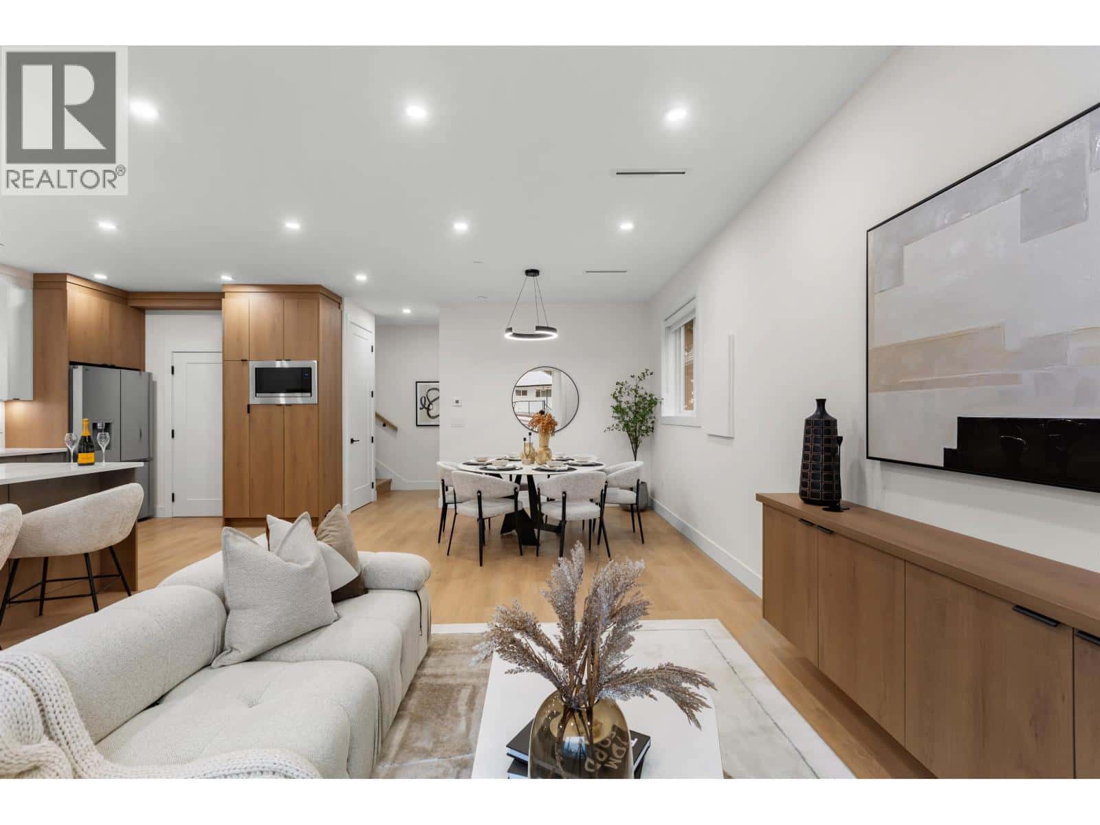 2 435 E 47TH AVENUE — Vancouver, British Columbia - Photo 3 of 20