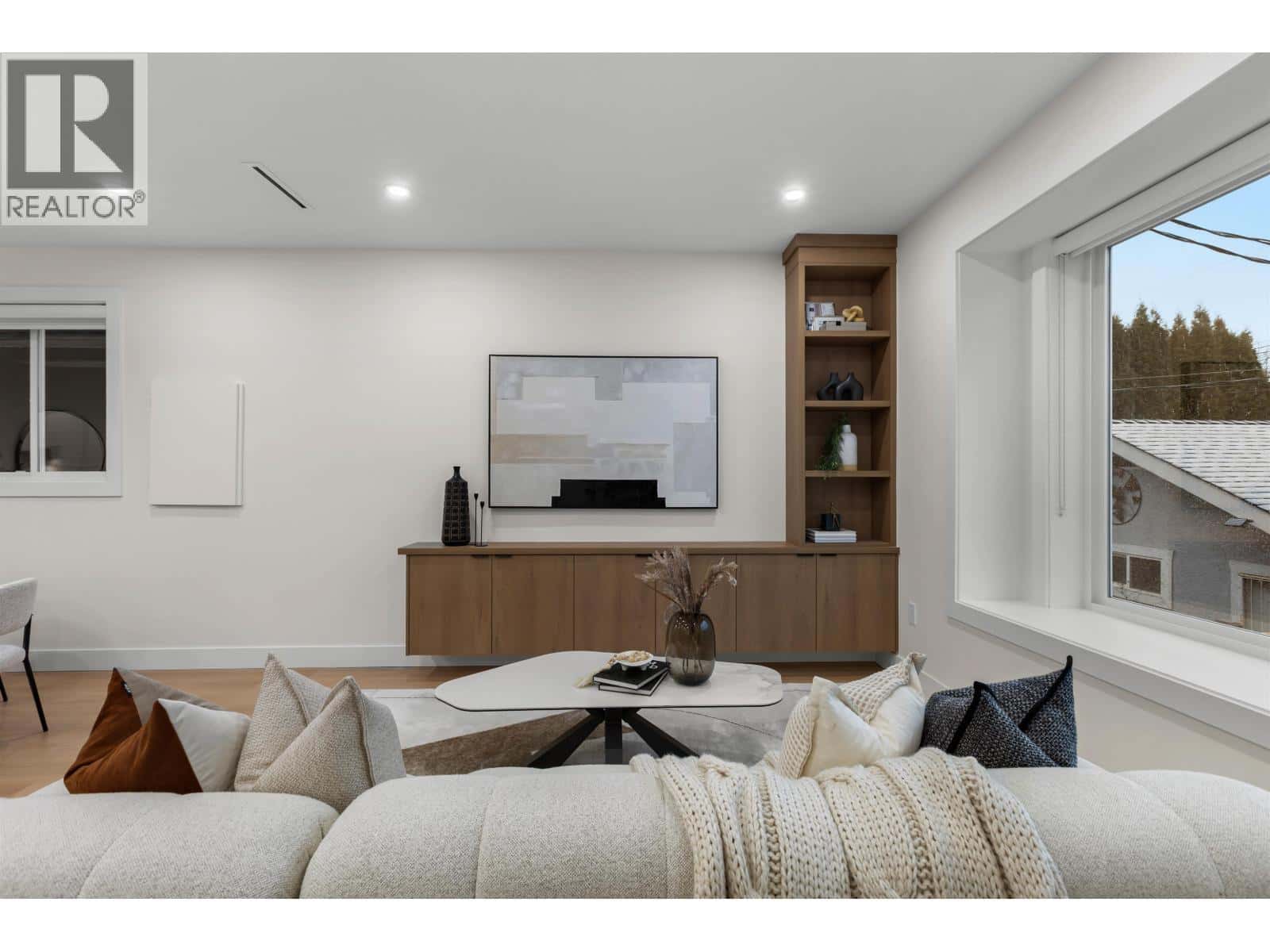 2 435 E 47TH AVENUE — Vancouver, British Columbia - Photo 4 of 20