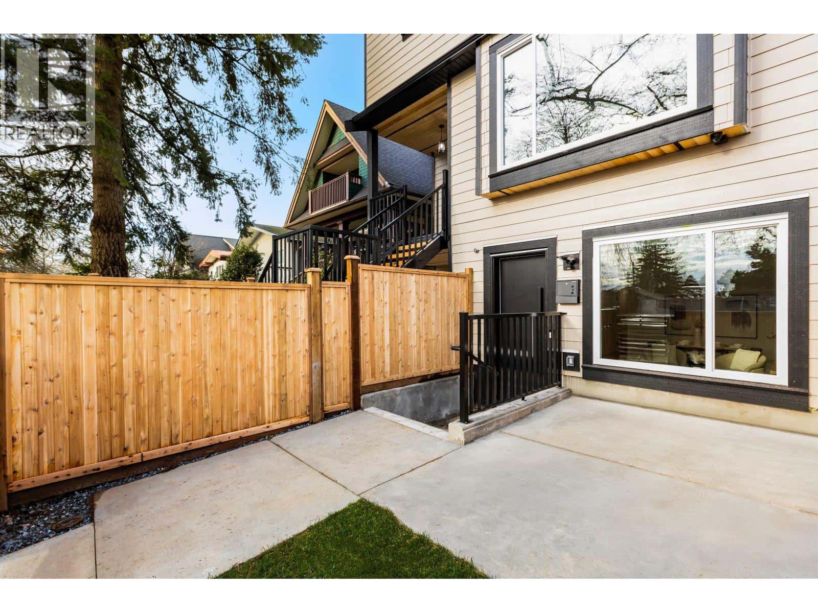 3 435 E 47TH AVENUE — Vancouver, British Columbia - Photo 2 of 15