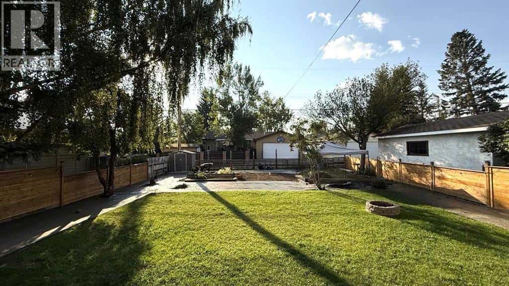 217 3 Street S — Vulcan, Alberta - Photo 3 of 33