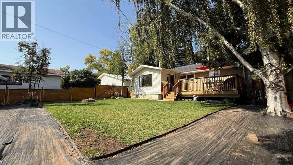 217 3 Street S — Vulcan, Alberta - Photo 2 of 33