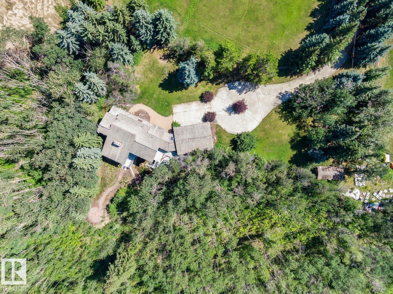 18420 8A AV SW — Edmonton, Alberta - Photo 2 of 3