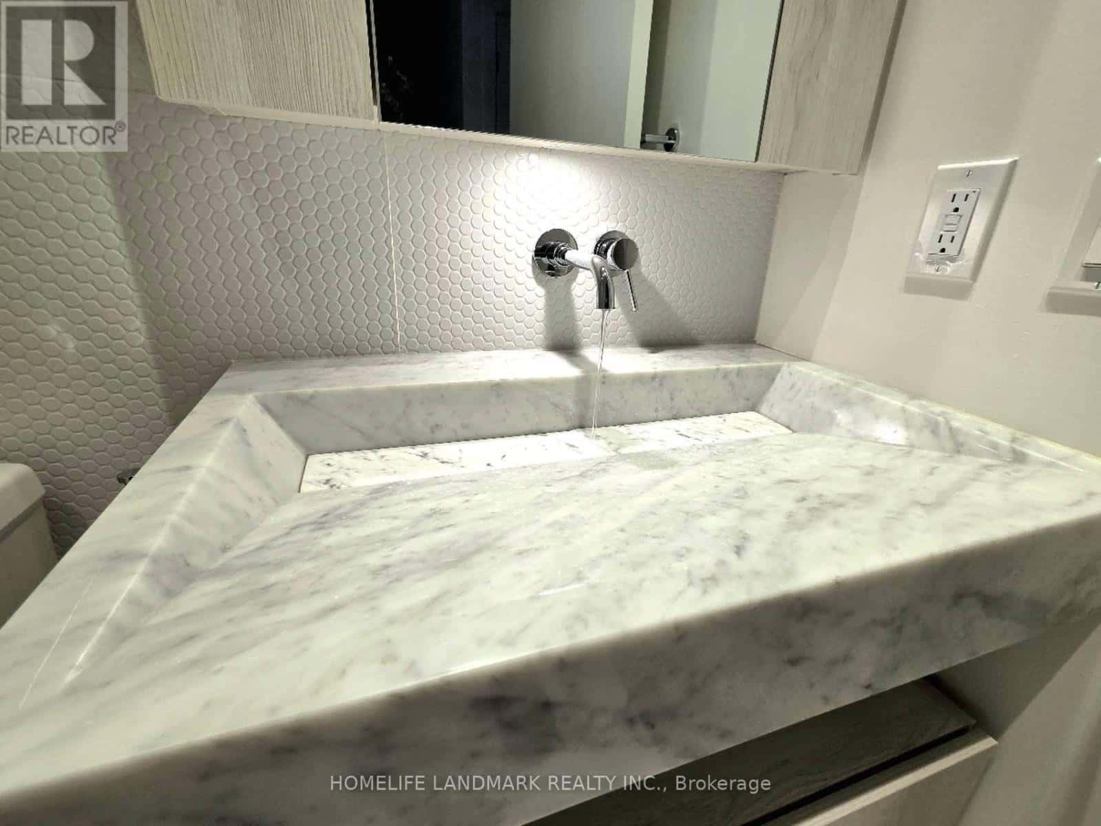 08 - 11 YORKVILLE AVENUE — Toronto (Annex), Ontario - Photo 2 of 19