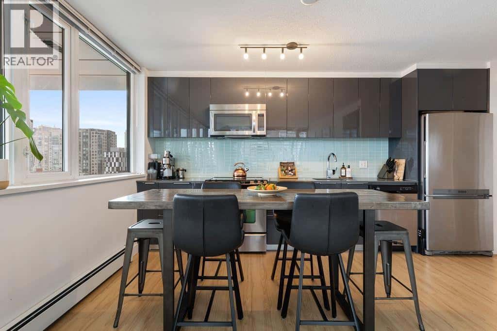 609 1325 ROLSTON STREET — Vancouver, British Columbia - Photo 3 of 19