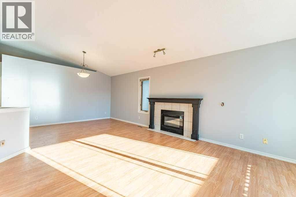 3606 Douglas Woods Heights SE — Calgary, Alberta - Photo 4 of 28