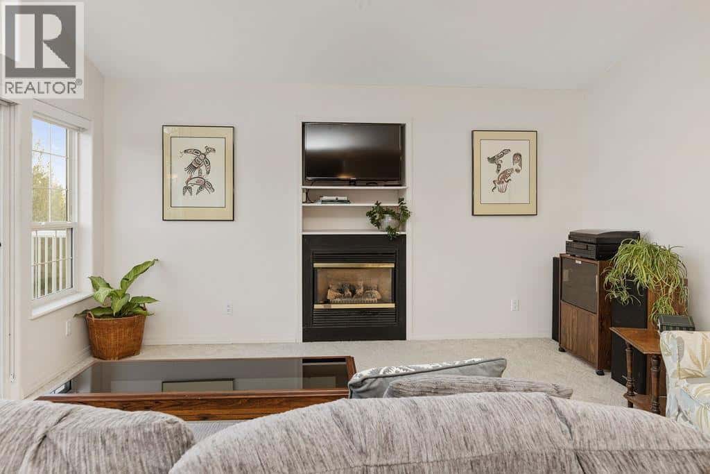 5174 RADCLIFFE ROAD — Sechelt, British Columbia - Photo 2 of 40