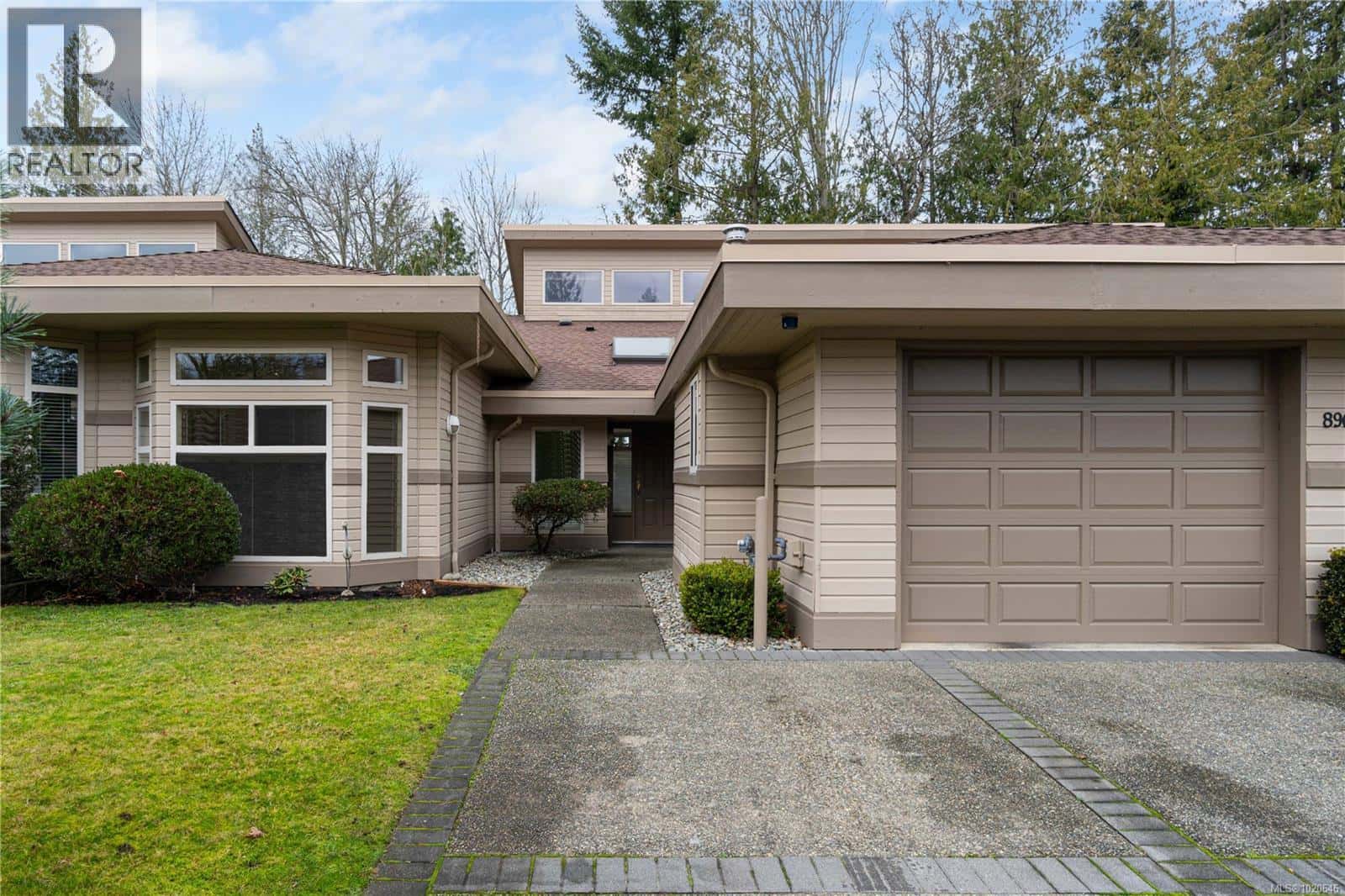 896 Lakes Blvd — Parksville, British Columbia - Photo 3 of 39